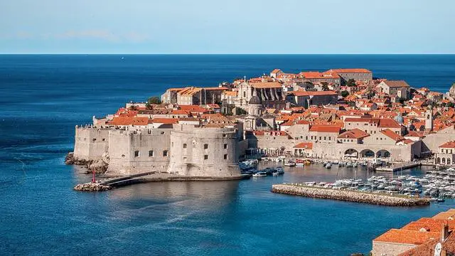 Dubrovník: Kráľovské mesto ⁤s bohatou históriou láka turistov